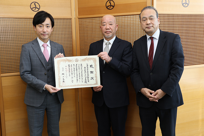 左から樋口高顕千代田区長、松﨑信義支部長、横山重隆副支部長