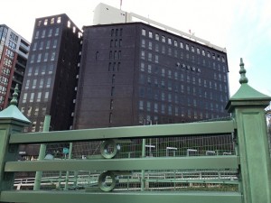 【三吉橋から見た中央区役所庁舎】