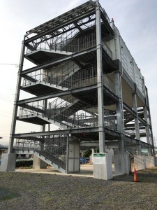 ≪JR石巻線・渡波駅に程近い「大宮町津波避難タワー」。最上部には自家発電用のソーラーパネルも設置されています。≫