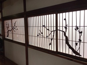 ≪3階廊下にある梅の木の障子窓≫