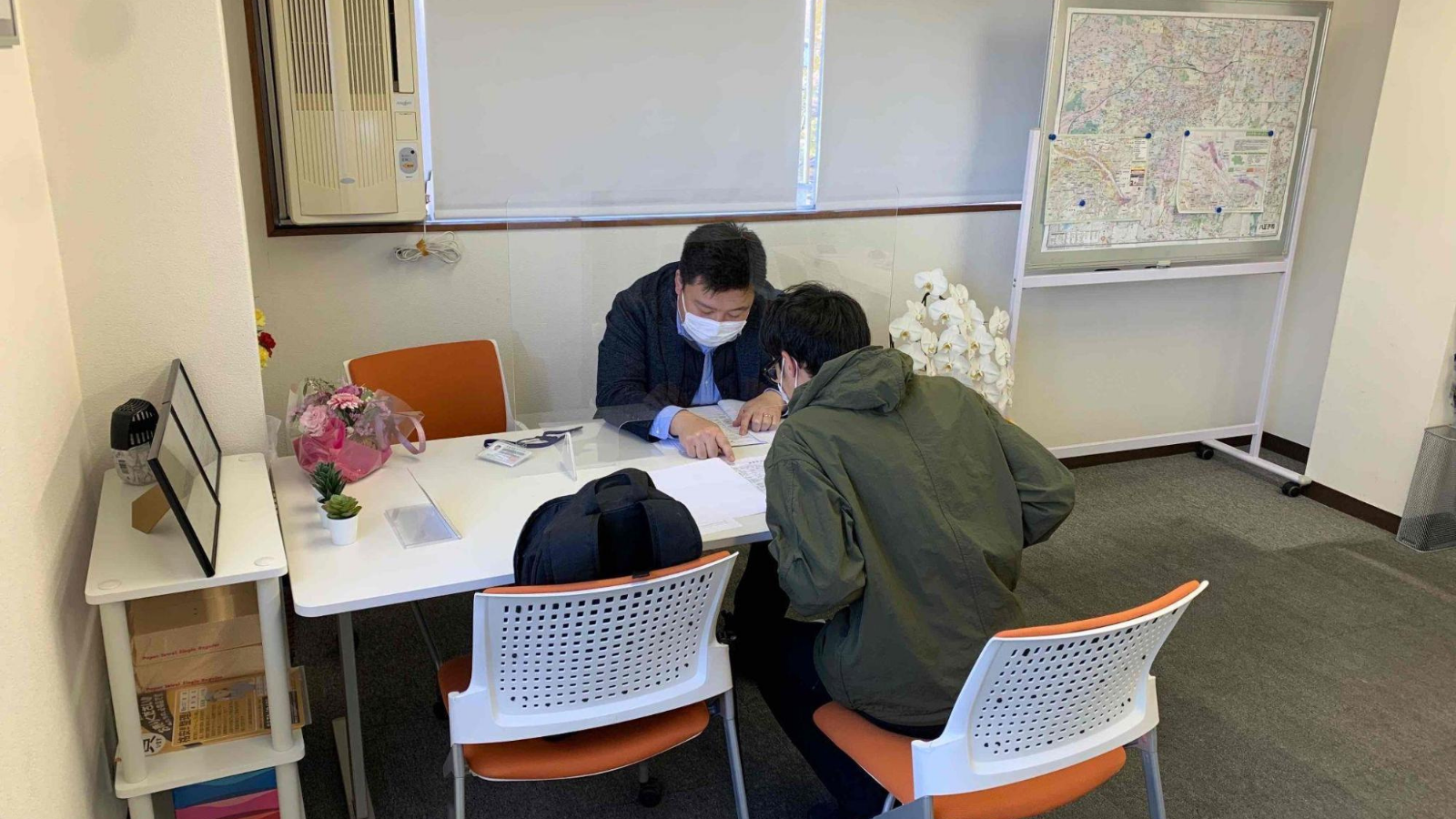 不動産会社のオフィスで顧客対応